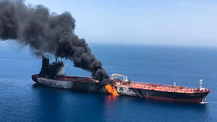Δεξαμενόπλοιο επλήγη από άγνωστο βλήμα ανοικτά του Ομάν