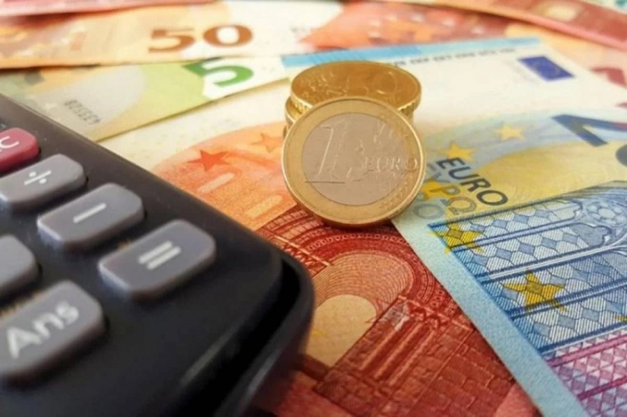 Τον Μάιο αναδρομικά 3.330 ευρώ σε 22.500 δικηγόρους, μηχανικούς και υγειονομικούς από επιστροφές διπλών εισφορών