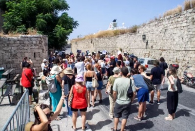 Νέο απαράδεκτο επεισόδιο στη Ρόδο - Διαδηλωτές φώναζαν συνθήματα, 8 συλλήψεις με βάση τον αντιρατσιστικό νόμο