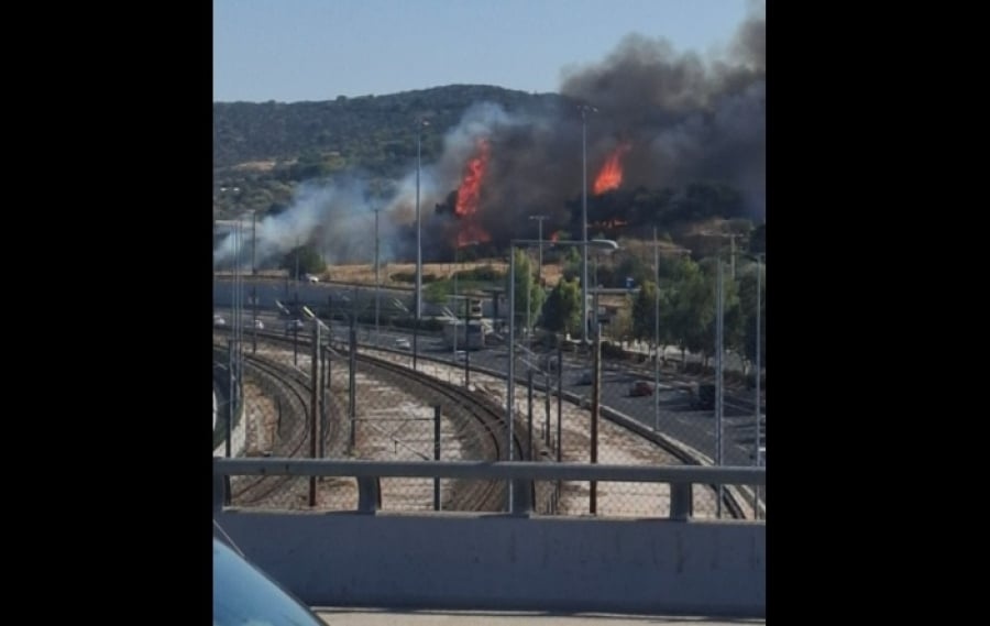 Φωτιά στην Παιανία - Πύρινη κόλαση λίγα μέτρα από την Αττική Οδό στο πλάι του Προαστιακού