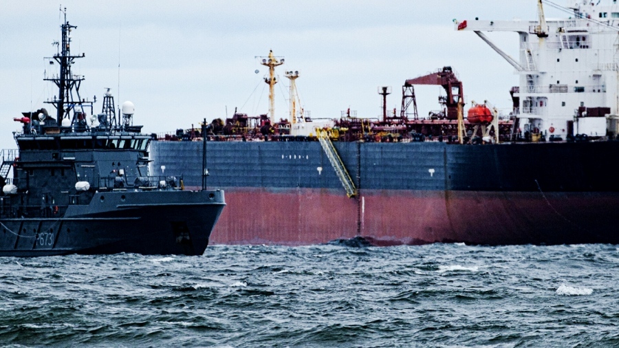 Chaos erupts as US forces seize Russian tanker Aquila II in Indian Ocean raid, Moscow vows to sink pirates