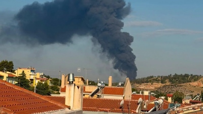Οριοθετήθηκε η πυρκαγιά σε επιχείρηση στον Ασπρόπυργο – Σε κρίσιμη κατάσταση δύο τραυματίες