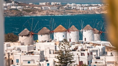 «Ρεκόρ» υπερτουρισμού σε Μύκονο και Σαντορίνη