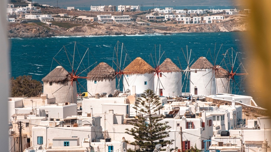«Ρεκόρ» υπερτουρισμού σε Μύκονο και Σαντορίνη