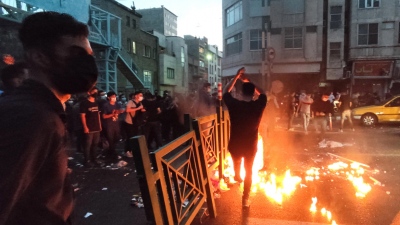 Φουντώνει το κύμα οργής στο Ιράν - 6 νεκροί και άγριες συμπλοκές με δυνάμεις ασφαλείας
