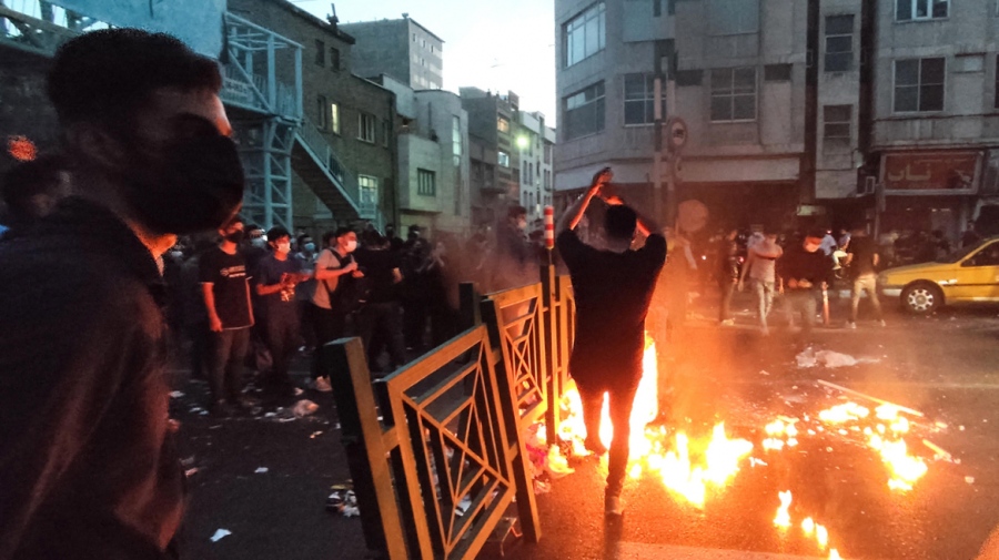 Φουντώνει το κύμα οργής στο Ιράν - 6 νεκροί και άγριες συμπλοκές με δυνάμεις ασφαλείας