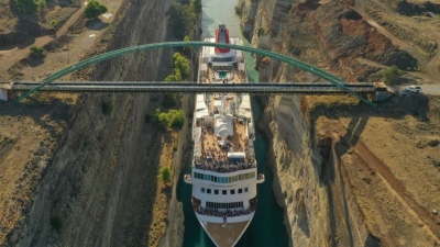 Τρομερό - Superyacht μήκους 56 μέτρων προσέκρουσε στα τοιχώματα της Διώρυγας της Κορίνθου (vid)