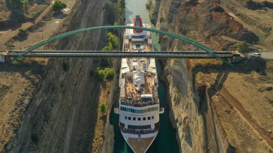Τρομερό - Superyacht μήκους 56 μέτρων προσέκρουσε στα τοιχώματα της Διώρυγας της Κορίνθου (vid)