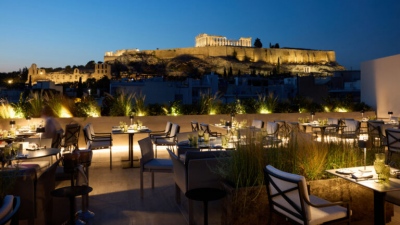 Acropolis Secret: Το βραβευμένο rooftop της Αθήνας με θέα που «αγγίζει» την Ακρόπολη