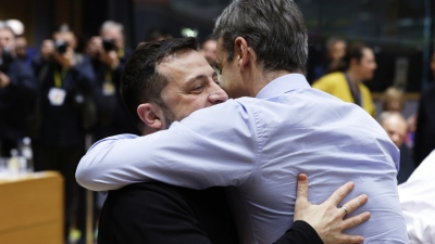 Η αγκαλιά του φαύλου: Γιατί ο Zelensky ήρθε τρέχοντας στον Μητσοτάκη – Χρυσό θα πληρώσουμε το αέριο στην Ουκρανία