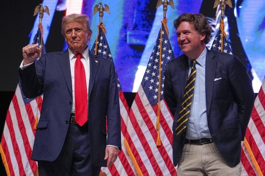 Εμφύλιος και ρήξη στο MAGA: Ο Trump διαγράφει τον Tucker Carlson για την «ανταρσία» στο θέμα του Ιράν