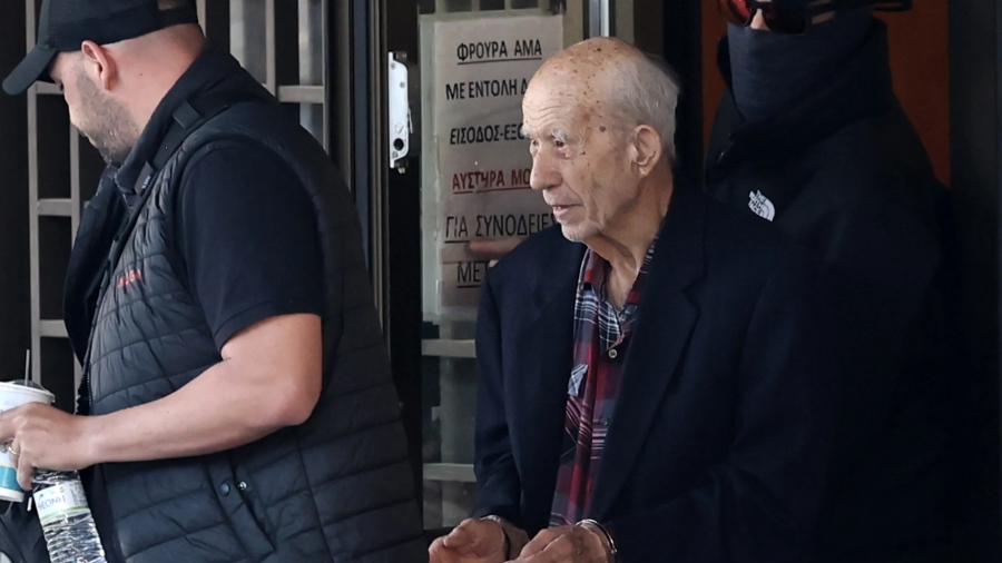 Προφυλακιστέος ο 89χρονος για τους πυροβολισμούς σε ΕΦΚΑ και Πρωτοδικείο - Χαιρετούσε ανέμελος τους δημοσιογράφους