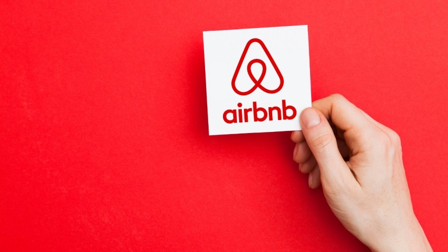 Σοκ και δέος - Επιχείρηση «σκούπα» στα Airbnb - Εκτός αγοράς χιλιάδες σπίτια βραχυχρόνιας μίσθωσης