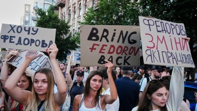 Υπό ασφυκτική πίεση ο Zelensky – Κλιμακώνονται οι διαδηλώσεις κατά του «καταστροφέα της Ουκρανίας»