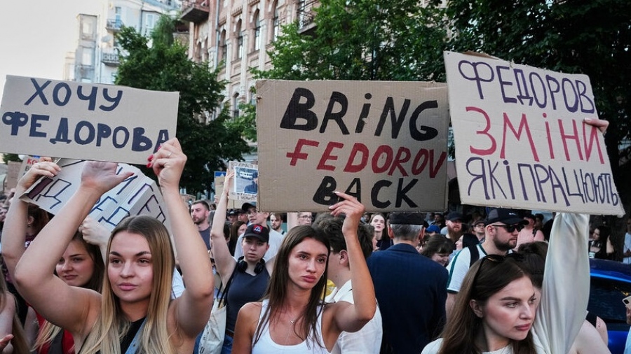 Υπό ασφυκτική πίεση ο Zelensky – Κλιμακώνονται οι διαδηλώσεις κατά του «καταστροφέα της Ουκρανίας»