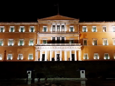 Χυδαία πρόκληση - Δίνουν 4.000 ευρώ ανά υπάλληλο για «επικίνδυνη εργασία» στη Βουλή και τίποτα στους πυροσβέστες
