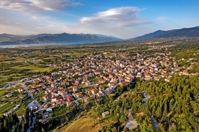 Ο δήμος της Ελλάδας που δίνει 5.000 ευρώ σε νέα ζευγάρια και 10.000 για κάθε γέννηση παιδιού