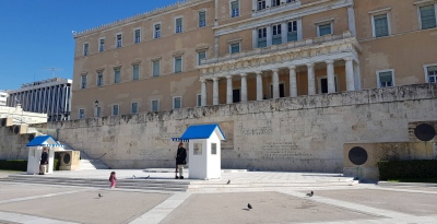 Ελληνική Λύση: Εξοργιστικές εικόνες με τον Ισλαμιστή να βεβηλώνει το Μνημείο του Αγνώστου Στρατιώτη