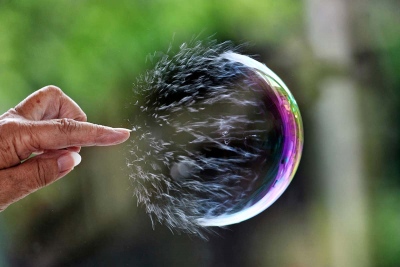 Μια… φουσκάρα έτοιμη να εκραγεί – Οι μετοχές είναι σε επίπεδα υψηλότερα από την εποχή Dot com