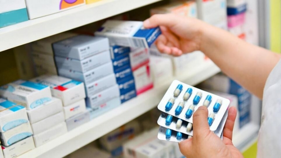 Ελλείψεις στα φάρμακα: Η κυβέρνηση Μητσοτάκη αποποιείται την ευθύνη - Πυρ ομαδόν από την αντιπολίτευση