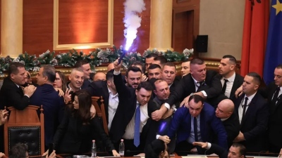 Κόλαση στο Κοινοβούλιο της Αλβανίας: Ξύλο μεταξύ βουλευτών, φωτοβολίδες, νερά εκσφενδονίστηκαν στον Πρόεδρο