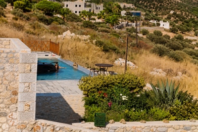 Αδιανόητο - Πήγε να παρκάρει το αυτοκίνητο και το... 'ριξε στην πισίνα!