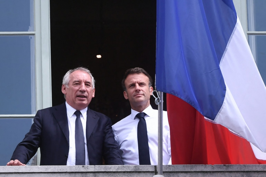 Παραπαίει η κυβέρνηση Bayrou στη Γαλλία - Πρόταση μομφής για το συνταξιοδοτικό