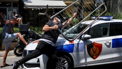 Κόλαση στα Τίρανα – Η πρωτεύουσα φλέγεται: Πέτρες, δακρυγόνα, τραυματίες και μαζικές προσαγωγές έξω από τη Βουλή (vid & pics)