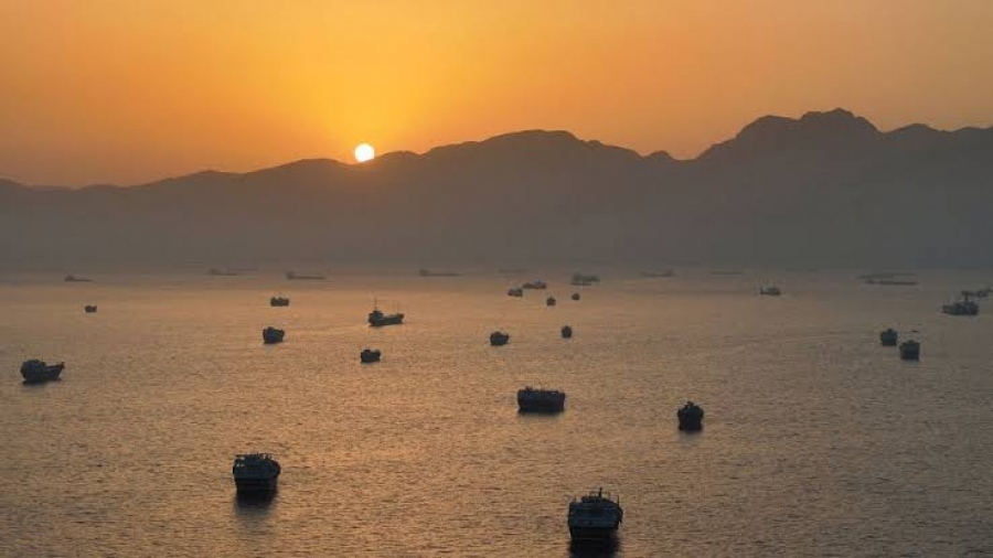 Τρία ινδικά τάνκερ διέσχισαν τα Στενά του Hormuz παρά τo κλείσιμο – Μεταφέρουν πάνω από 860.000 τόνους πετρελαίου