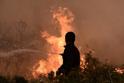 Πύρινη κόλαση στην ορεινή Κορινθία, ολονύχτια μάχη με τις φλόγες - Εκκενώθηκαν 7 χωριά, δύο προσαγωγές
